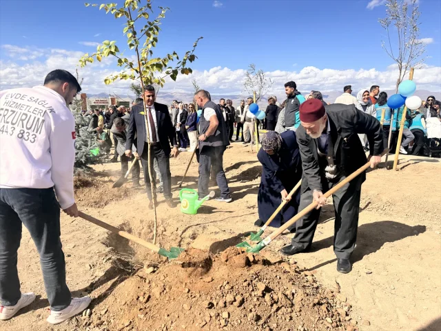 Erzurum'da Sağlık Çalışanları ve Yaşlılardan Anlamlı Fidan Dikimi