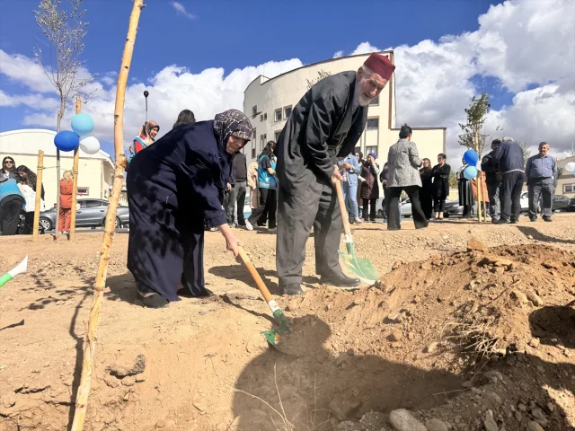 Erzurum'da Sağlık Çalışanları ve Yaşlılardan Anlamlı Fidan Dikimi