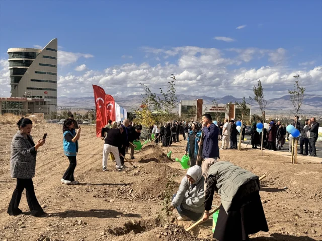 Erzurum'da Sağlık Çalışanları ve Yaşlılardan Anlamlı Fidan Dikimi