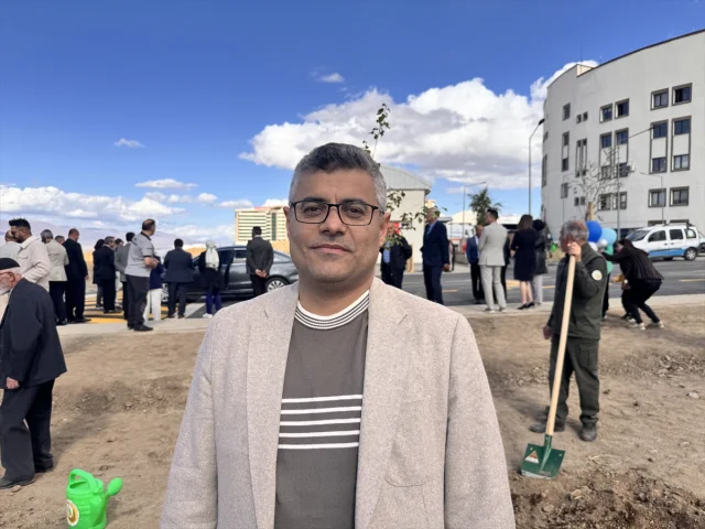 Erzurum'da Sağlık Çalışanları ve Yaşlılardan Anlamlı Fidan Dikimi