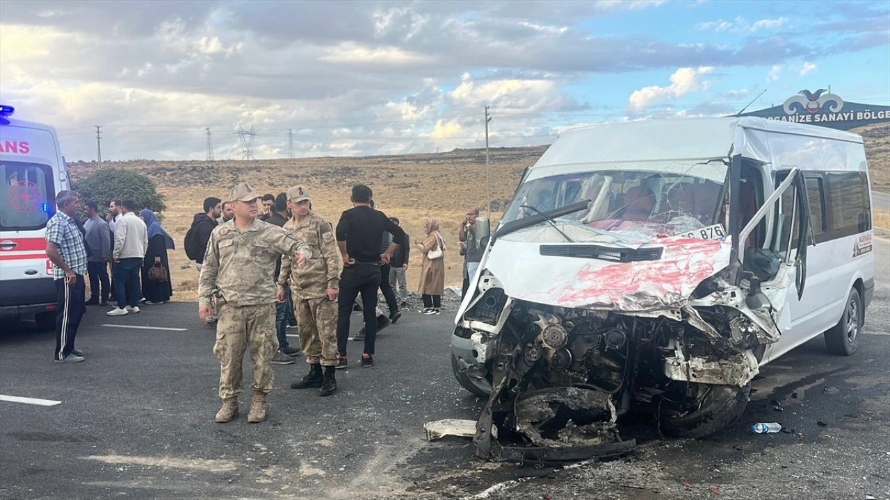 Van'da Trajik Kaza: Öğrenci Servisi ve Tır Çarpıştı