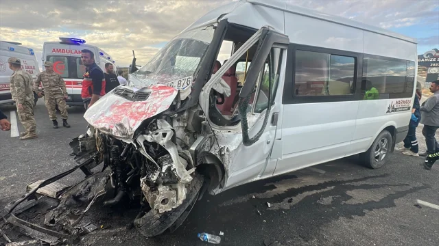 Van'da Trajik Kaza: Öğrenci Servisi ve Tır Çarpıştı