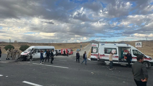 Van'da Trajik Kaza: Öğrenci Servisi ve Tır Çarpıştı