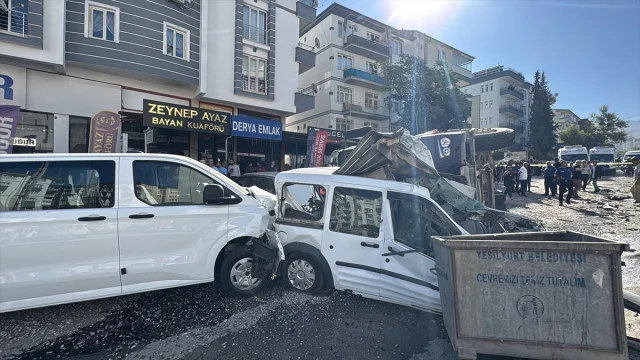 Malatya'da Facia: Kontrollü Kamyonun 15 Araçla Çarpışması Panik Yarattı