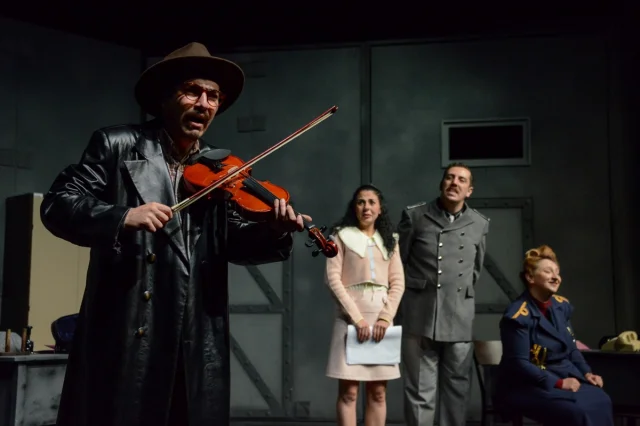 Sivas Devlet Tiyatrosu'nun Yeni Sezonunda Berlin Berlin Sürp...