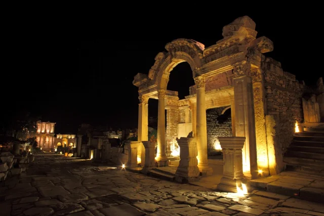 Tarihi Mekanlarda Gece Turizmi Uzatıldı: Turistlere Gecenin Gizemi Devam Ediyor