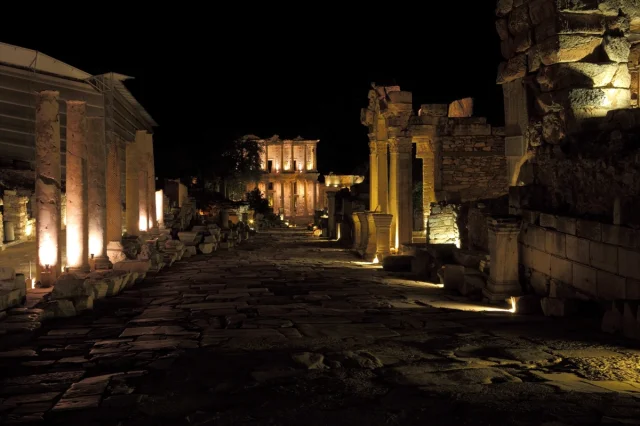 Tarihi Mekanlarda Gece Turizmi Uzatıldı: Turistlere Gecenin Gizemi Devam Ediyor