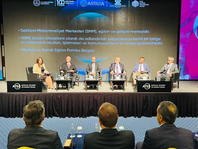 Antalya'da Turizmin Geleceği Şekilleniyor: Eğitim ve Sektör Zirvesi