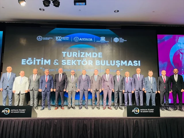 Antalya'da Turizmin Geleceği Şekilleniyor: Eğitim ve Sektör Zirvesi