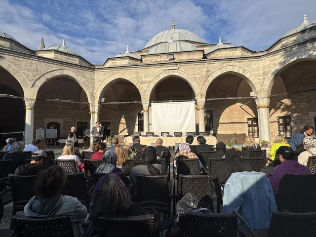 Rüstem Paşa Camii'nin Gizemli Çini Sanatı İstanbulluları Büyüledi