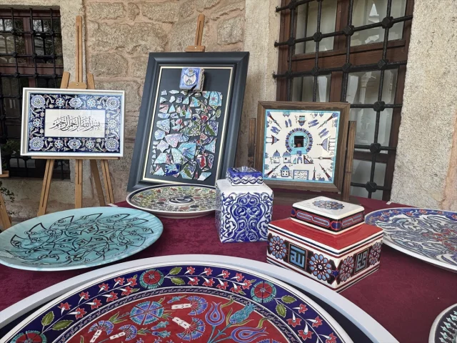 Rüstem Paşa Camii'nin Gizemli Çini Sanatı İstanbulluları Büyüledi
