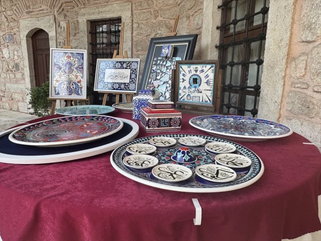 Rüstem Paşa Camii'nin Gizemli Çini Sanatı İstanbulluları Büyüledi