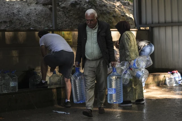Ankara'da Su Krizi: Mamaklılar Çeşmelerden Su Taşıyor