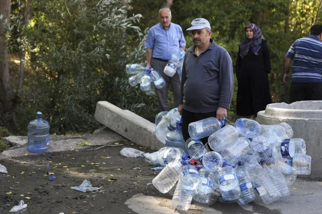 Ankara'da Su Krizi: Mamaklılar Çeşmelerden Su Taşıyor