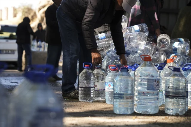 Ankara'da Su Krizi: Mamaklılar Çeşmelerden Su Taşıyor