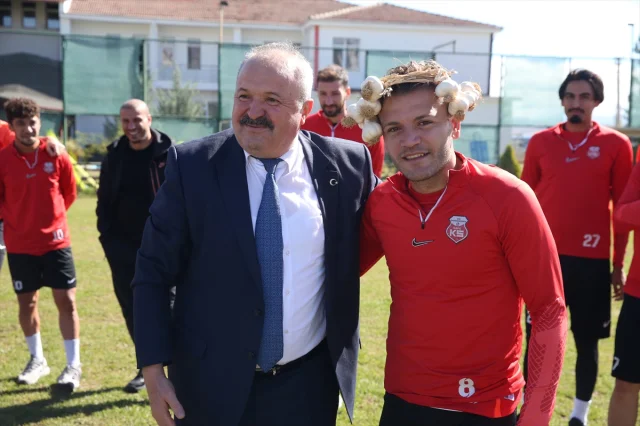 Kastamonu'da Öğrencilerden Sarımsaklı Taç Sürprizi