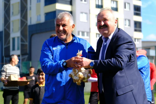 Kastamonu'da Öğrencilerden Sarımsaklı Taç Sürprizi