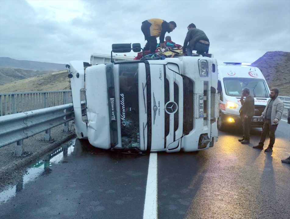 Kars'ta Tehlikeli Anlar: Saman Yüklü Tır Devrildi