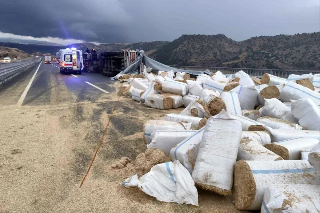 Kars'ta Tehlikeli Anlar: Saman Yüklü Tır Devrildi