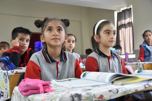Van'ın Kahraman Kızı Hasret, Tek Öğrencilik Günlerini Geride Bıraktı