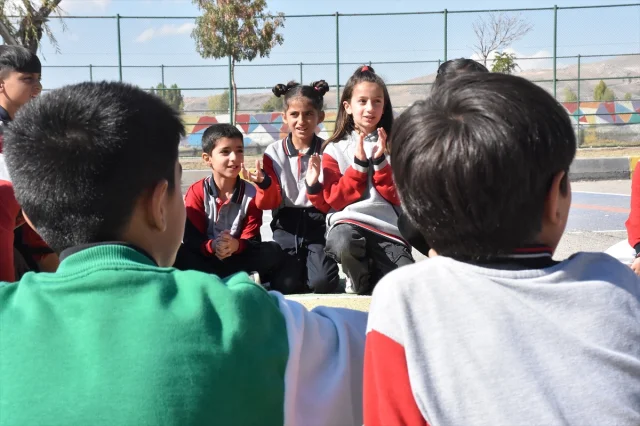 Van'ın Kahraman Kızı Hasret, Tek Öğrencilik Günlerini Geride Bıraktı