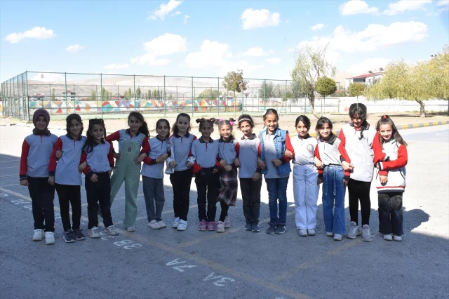 Van'ın Kahraman Kızı Hasret, Tek Öğrencilik Günlerini Geride Bıraktı