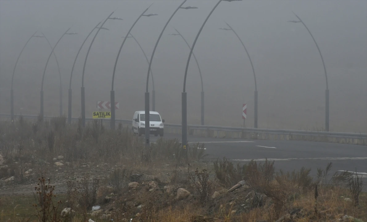 Kars'ta Görüş Mesafesi Azaldı Yoğun Sis ve Sağanak Zorluyor