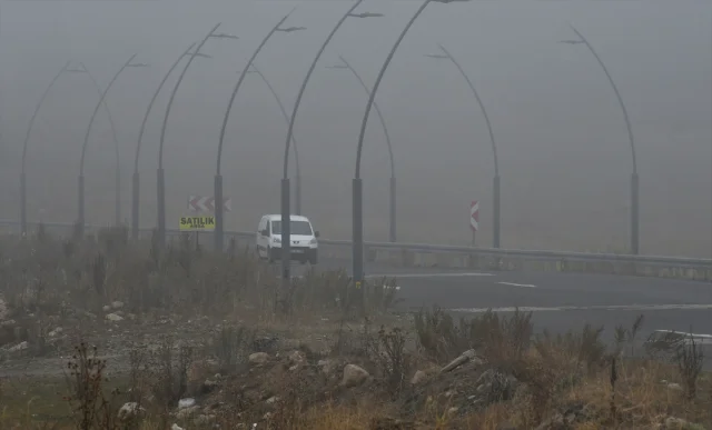 Kars'ta Görüş Mesafesi Azaldı Yoğun Sis ve Sağanak Zorluyor