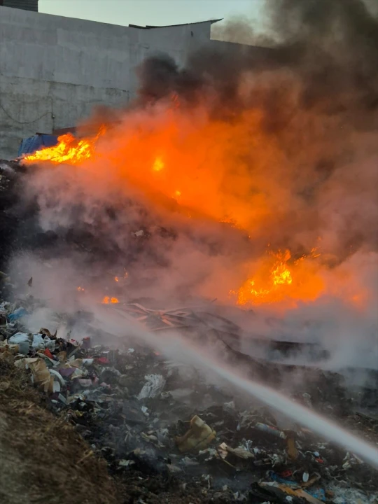 Adana'da Çöplük Yangını Krizi Başarıyla Atlatıldı