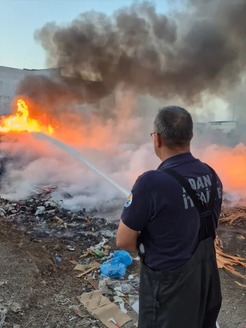 Adana'da Çöplük Yangını Krizi Başarıyla Atlatıldı