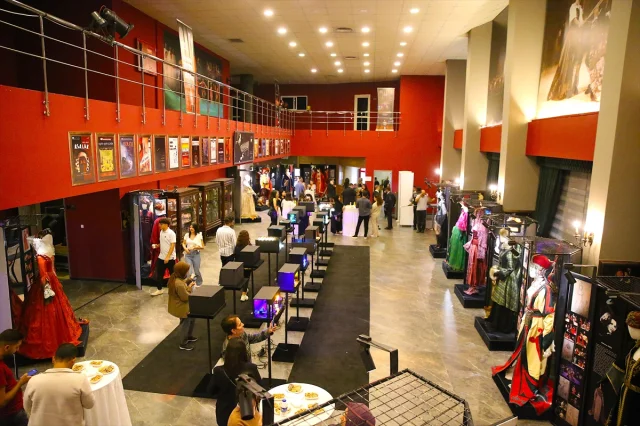 Diyarbakır'da Tiyatro Coşkusu Zirve Yaptı: 'Orhan Asena Yerl...