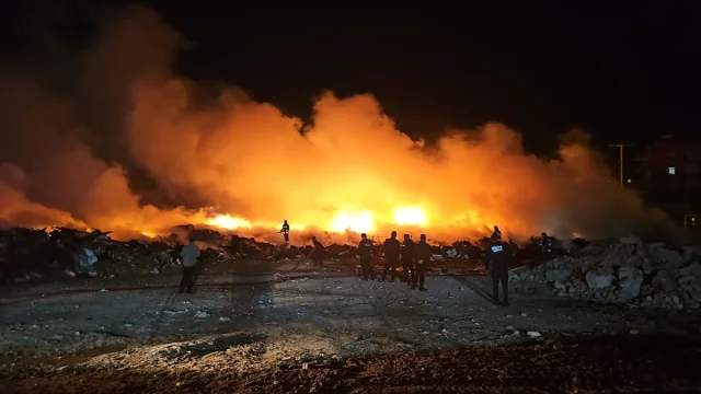 Tekirdağ'daki Yangın Kriz Yaratıyor: Atık Depolama Merkezine Müdahale