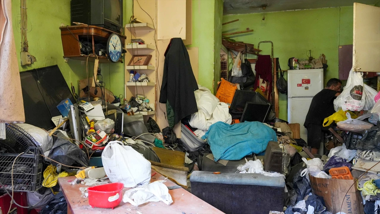 Mersin'in Kalbinde Kötü Koku Alarmı: Evden 10 Kamyon Çöp Çıktı