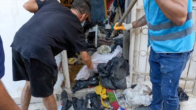 Mersin'in Kalbinde Kötü Koku Alarmı: Evden 10 Kamyon Çöp Çıktı
