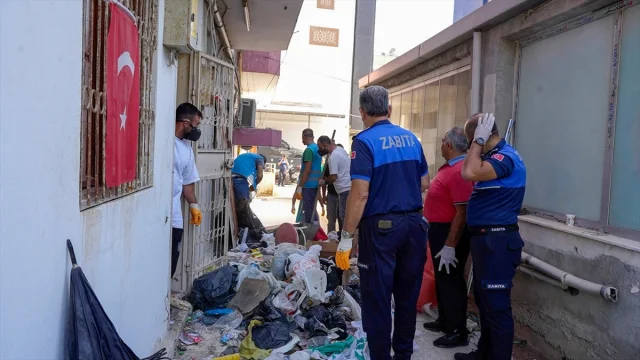 Mersin'in Kalbinde Kötü Koku Alarmı: Evden 10 Kamyon Çöp Çıktı