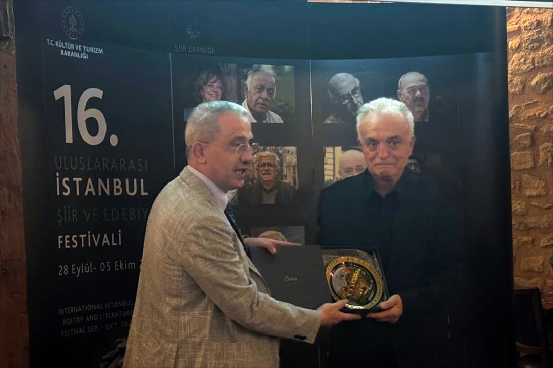 İstanbul'da Şiirin Büyüsü: 16. Uluslararası Şiir ve Edebiyat Festivali Başladı