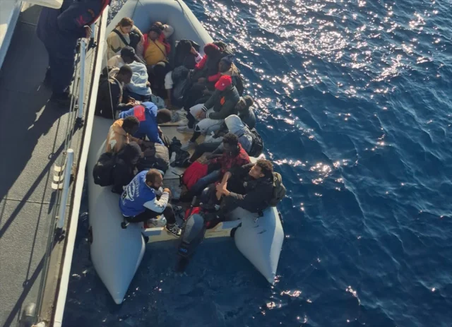 İzmir Kıyılarında Heyecan: 17 Kaçak Göçmen Yakalandı