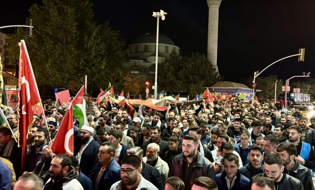 İsrail'in Filistin'e Engeli Halkı Sokağa Döktü
