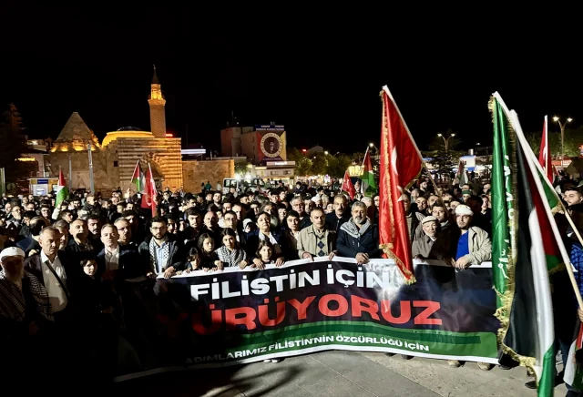 İsrail'in Filistin'e Engeli Halkı Sokağa Döktü