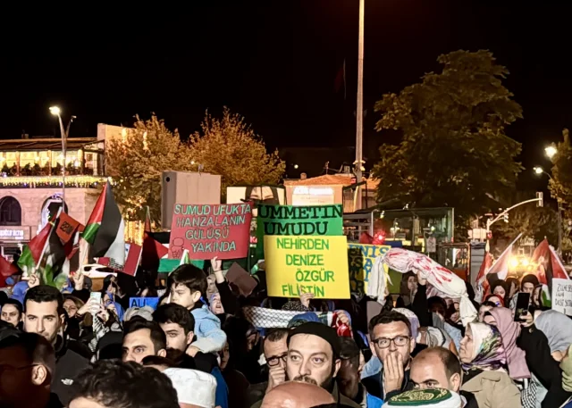 İsrail'in Filistin'e Engeli Halkı Sokağa Döktü