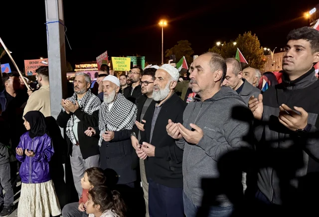 İsrail'in Filistin'e Engeli Halkı Sokağa Döktü