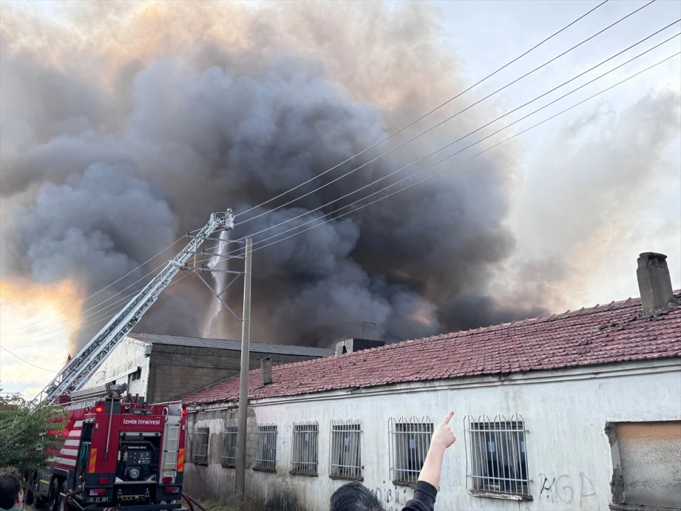İzmir'de Plastik Depoda Korkutan Yangın Alarmı
