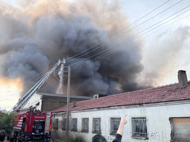 İzmir'de Plastik Depoda Korkutan Yangın Alarmı