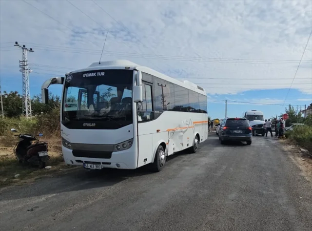 Antalya'da Şok Kaza: Servis Araçları Çarpıştı, 9 Öğrenci Yaralandı