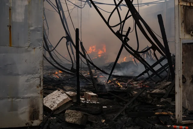 İzmir'de Plastik Depoda Korkutan Yangın Alarmı