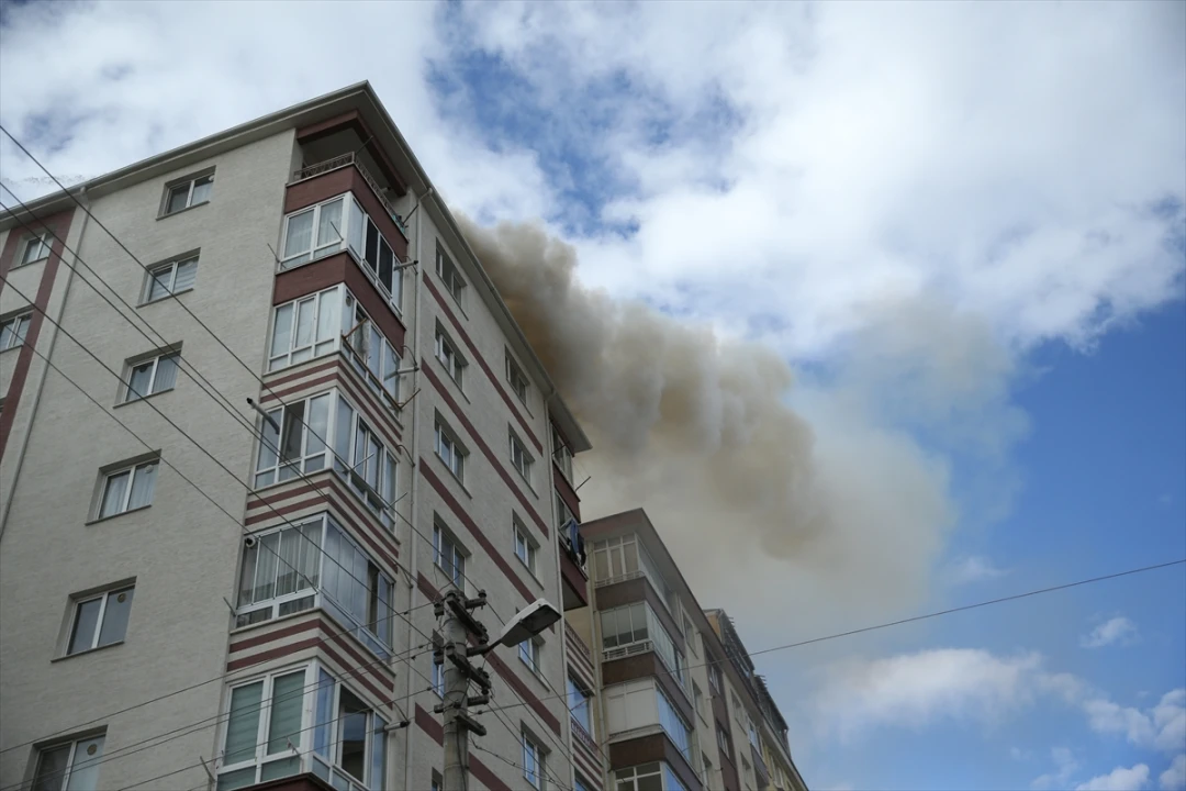 Eskişehir'de 7 Katlı Bina Çatısında Korkutan Yangın