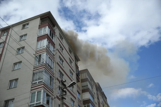 Eskişehir'de 7 Katlı Bina Çatısında Korkutan Yangın
