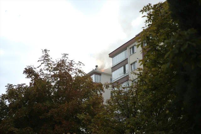 Eskişehir'de 7 Katlı Bina Çatısında Korkutan Yangın
