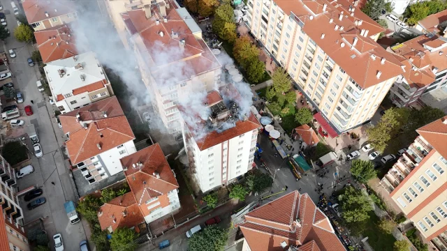 Eskişehir'de 7 Katlı Bina Çatısında Korkutan Yangın