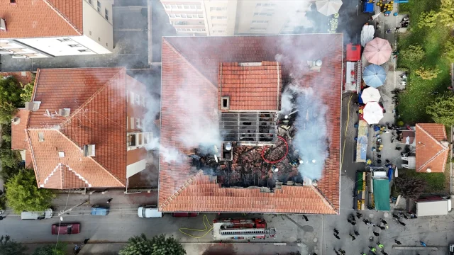 Eskişehir'de 7 Katlı Bina Çatısında Korkutan Yangın